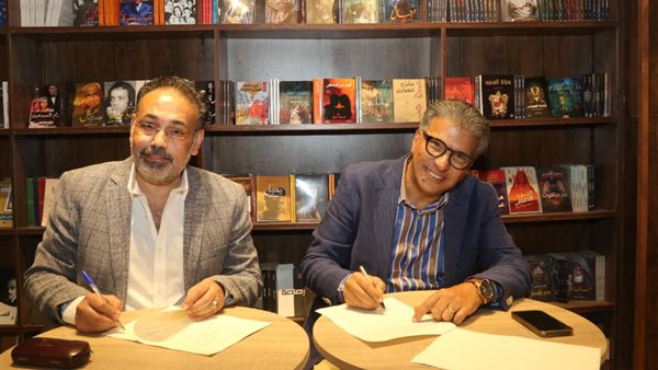 خالد منتصر يوقع عقد