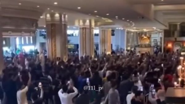  الجمهور يقتحم مقر