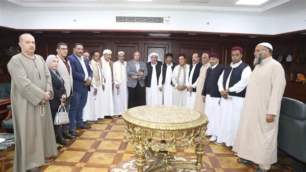 وفدًا من عرب مطروح