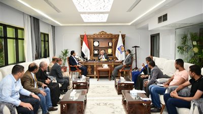 خلال اجتماع عاجل.. محافظ قنا يبحث تذليل تحديات نقل الأسمدة إلى الجمعيات الزراعية