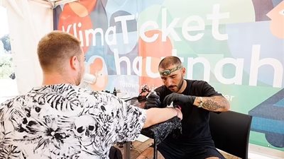 نقل مجاني مقابل وشم على الجسد.. حالة جدل في النمسا بسبب حملة إعلانية لوسائل المواصلات العامة