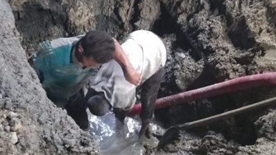 إصلاح كسر بخط المياه العمومي بمنطقة مبارك ببورسعيد| صور 