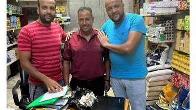 لا أدُخل قرشًا حرامًا علي بناتي..شاب يُعيد شنطة فلوس عثر عليها بالشارع ببورسعيد لصاحبها| صور 