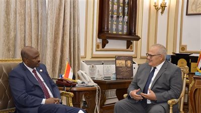 الخشت يستقبل سفير جيبوتي لبحث تعزيز علاقات التعاون المشترك بالمجالات البحثية والأكاديمية