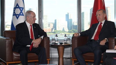 أردوغان يلتقي نتنياهو لأول مرة.. ورئيس وزراء الاحتلال: علاقات تركيا وإسرائيل تزداد قوة