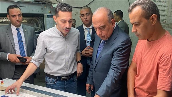 محمود عصمت وزير قطاع