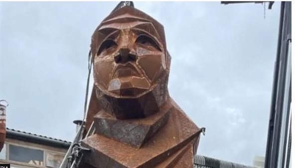 تمثال لامرأة محجبة