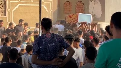 الطعنة جت في قلبي يا ضنايا.. انهيار خالة ضحية غدر صديقه بالدقهلية خلال تشييع جثمانه