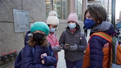 انخفاض معدلات الإصابة بفيروس كورونا في أجزاء من الولايات المتحدة بعد أسابيع من ارتفاعها