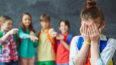 انعزال وتغييرات مزاجية.. 5 علامات تنذر بتعرض طفلك للتنمر