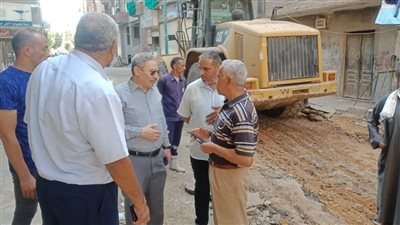 محافظ المنيا يوجه بتكثيف التواجد الميداني لمتابعة رصف الطرق والمحاور المرورية