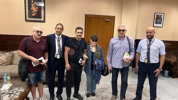 توافد الفنانين على