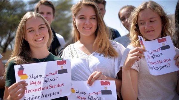 فتيات ألمانيات يدعون