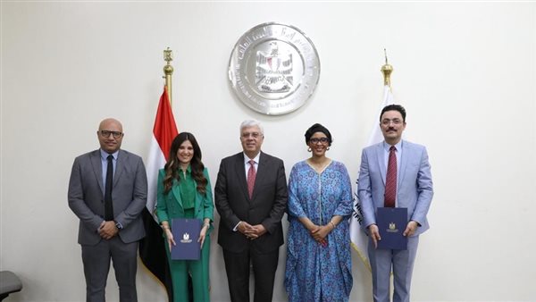 جانب من توقيع البروتوكول 