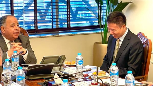 وزير المالية مع الرئيس