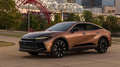 أسعار السيارات في الإمارات.. تويوتا كراون 2023 تبدأ من 200 ألف درهم 