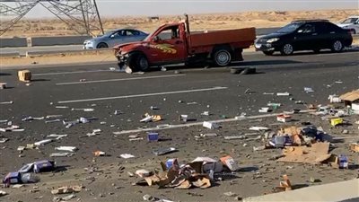 انقلاب سيارة نقل محملة بالمسامير والحديد بطريق القاهرة- السويس