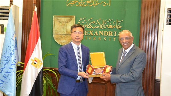 وفد من جامعة نانجينج