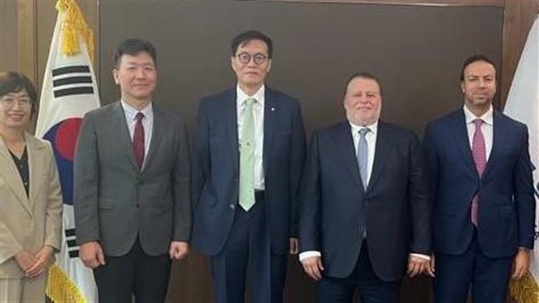 مشاركة محافظ البنك