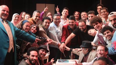أبطال مسرحية طيب وأمير يحتفلون بحصد مليون جنيه إيرادات بحضور المخرج خالد جلال 