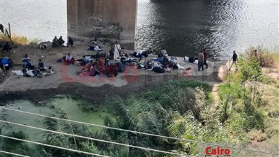 بعد تعرضها للغرق الجزئي.. ننشر الصور الأولى لعمال الباخرة النيلية بالمنيا | صور 