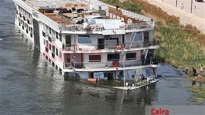 تستغرق أسبوعا لإعادة صيانتها.. بدء التحقيق مع رئيس الباخرة الغارقة جزئيا في المنيا 
