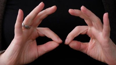 في اليوم العالمي للغة الإشارة.. تعرف على مخترعها 