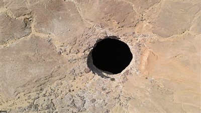 إصلاح حفرة على طريق السويس اتجاه مدينة الشروق