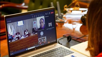 وزيرة الهجرة تترأس إحدى اللجان لاختيار المتقدمات لبرنامج تأهيل المصريات بالخارج للقيادة