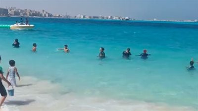 قبل انتهاء الإجازة.. المصطافون يستمتعون بأوقاتهم على شواطئ مطروح والغردقة | بث مباشر