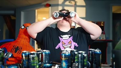 كاد أن يموت.. لاعب يتناول 12 مشروب طاقة بـ 10 دقائق في تحدٍّ مع زملائه