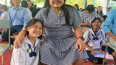 لرفع روحها المعنوية.. أب يفاجئ ابنته بارتداء فستان للاحتفال بعيد الأم