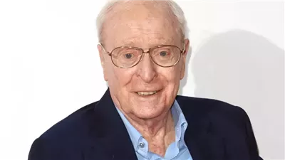 بعد اعتزاله.. مايكل كين: بسبب تفكيري في الموت أقضي كثيرا من الوقت مع حفيدي