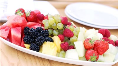 أبرزها الأعشاب الطازجة.. 8 أطعمة لتعزيز صحة الأمعاء 