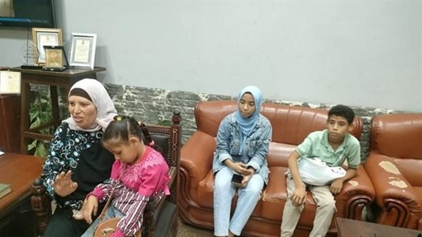 الأطفال مع والدتهم