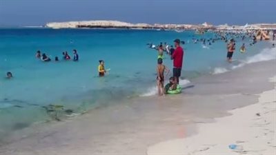 إقبال كبير من المصطافين على شواطئ مطروح قبل انتهاء الإجازة | بث مباشر