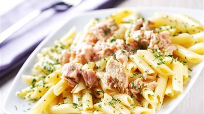 بمكونين فقط.. طريقة تحضير المكرونة بالتونة في 10 دقائق