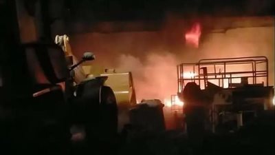 النار كلت العفش.. حريق يلتهم محتويات شقة عروسين ببني سويف عقب زفافهما بأيام | بث مباشر