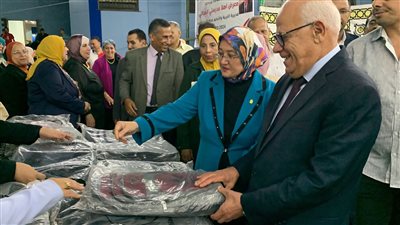 محافظ بورسعيد ووكيل التعليم يفتتحان معرضا لتوزيع مستلزمات وزي المدارس للطلاب بالمجان | صور 