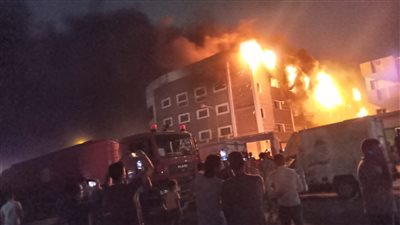 إصابة 15 عاملًا والدفع بـ 16 سيارة إطفاء.. التفاصيل الكاملة لحريق مصنع ملابس في العبور بالقليوبية