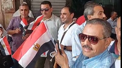 حاملين صوره والأعلام.. مؤيدو السيسي بالغربية والقليوبية يتوافدون لعمل التوكيلات بالشهر العقاري| بث مباشر 