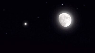 يشاهد بالعين المجردة.. ظاهرة فلكية جديدة تزين سماء الوطن العربي مساءً