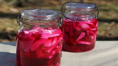 بطريقة سريعة وبسيطة | طريقة تخليل اللفت في البيت.. قرمشة مضمونة ولون وردي طبيعي