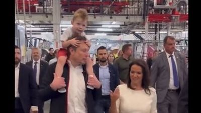 أول ظهور لـ X.. إيلون ماسك يحمل نجله فوق كتفيه خلال جولة مع رئيسة المجر