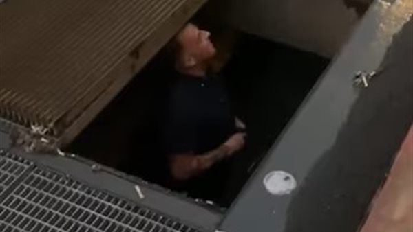 رجل يقفز في المجاري