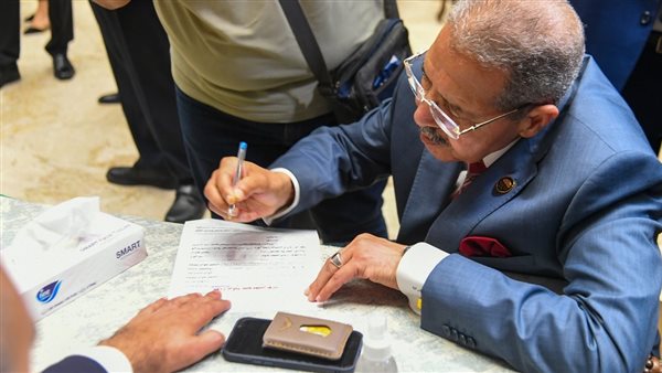 توقيع استمارات الترشح