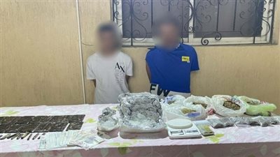 حبس سائق وعامل بوفيه بحوزتهما 4.5 كيلو حشيش وآيس وهيدرو بالتجمع الخامس