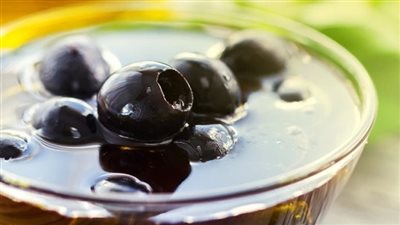 طريقة عمل الزيتون الأسود بالطريقة السورية.. جاهز للأكل في 7 أيام