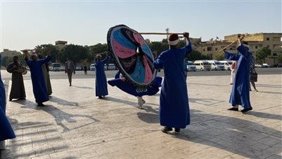 بالتنورة والمزمار وغرس شجرة.. الأقصر تحتفل بيوم السياحة العالمي | صور