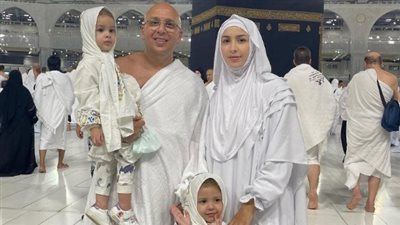 بملابس الإحرام وحجاب طفلتيها.. جنات تؤدي مناسك العمرة تزامنًا مع المولد النبوي الشريف